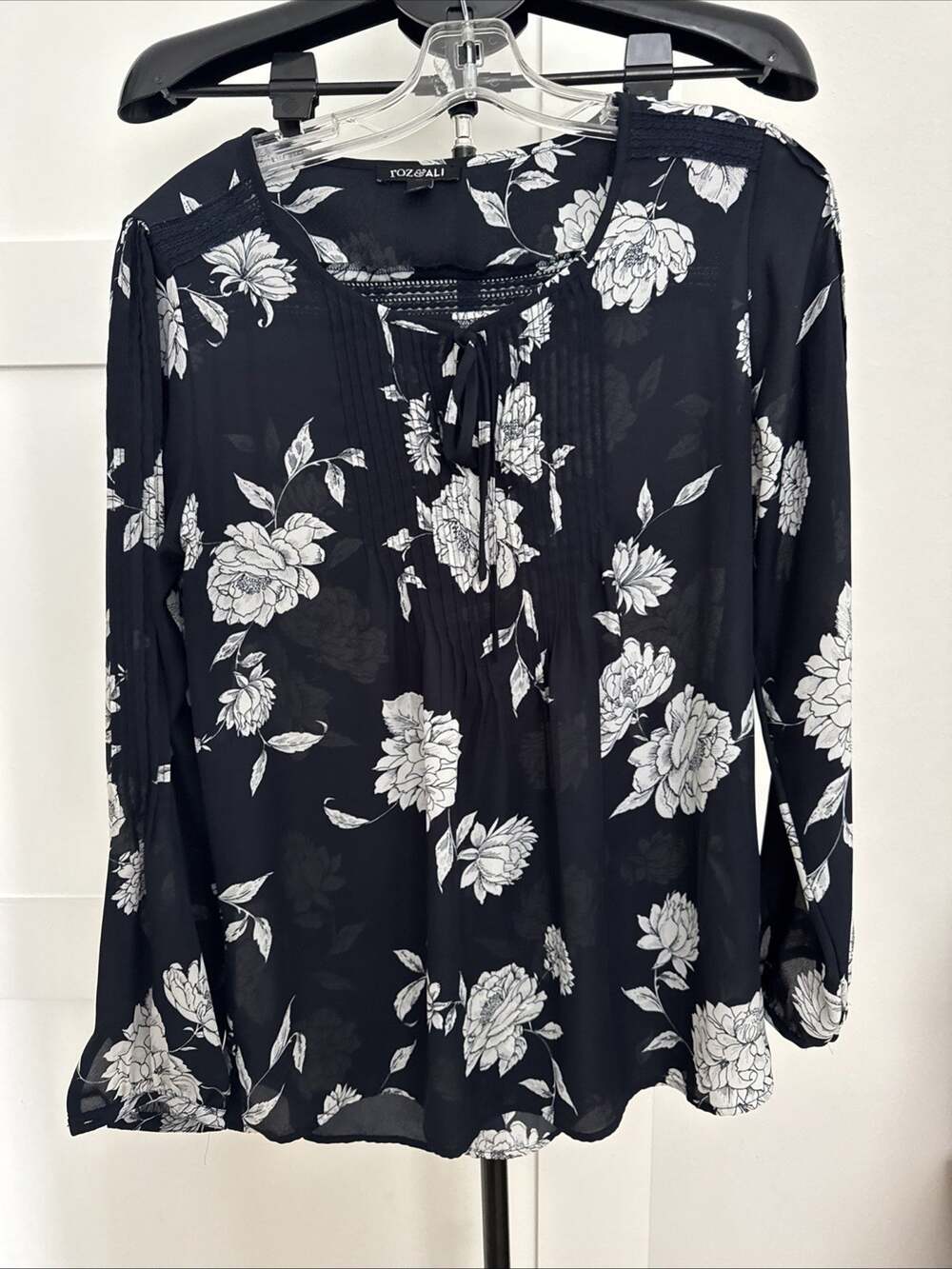 Roz & Ali size M Navy Floral Pintuck Tie Front Soft Flowy Preppy Blouse Office